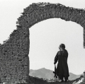 0005_cito_1989-afghanistan-un-mujiahiddin-tra-le-rovine-di-una-costruzione-vicino-kandahar